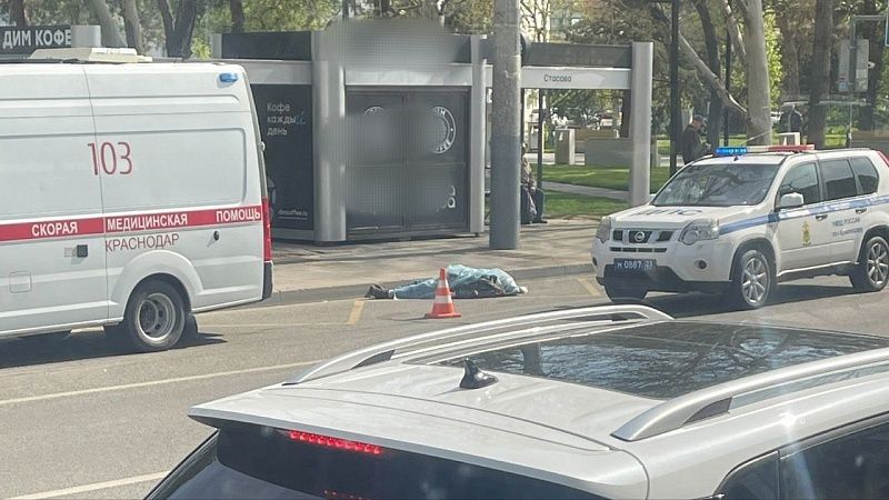 Пожилой мужчина скоропостижно умер в ожидании автобуса на остановке в Краснодаре