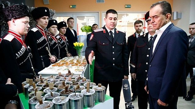 Губернатор Краснодарского края вручил казаку-добровольцу Орден Мужества