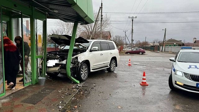 Неопытный водитель на «Крузаке» заехал в магазин на Кубани