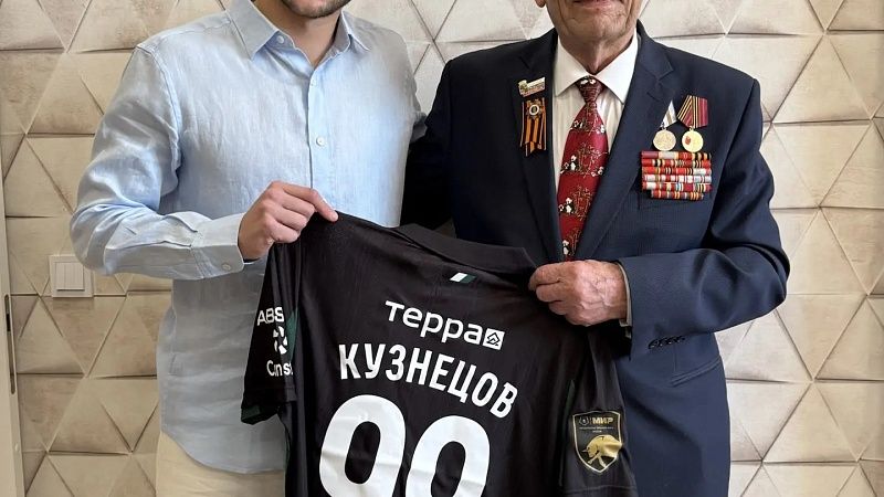 Открывшего матч с «Динамо» ветерана Кузнецова с 9 Мая поздравил Сперцян