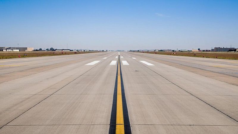 Boeing с 179 пассажирами загорелся при взлете и поджег траву у полосы в США