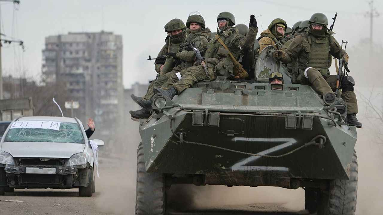 Российские военные помогают гражданам во время эвакуации. Фото: Sputnik / Виктор Антонюк
