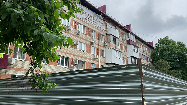 У пострадавшего дома по ул. Клинической дежурят спасатели и работает видеонаблюдение Фото: Телеканал «Краснодар»