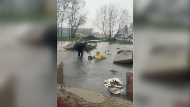 Женщина провалилась в открытый канализационный люк в Краснодаре