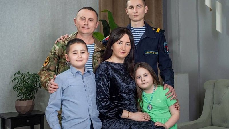 Кондратьев поздравил семью из Армавира с победой в конкурсе «Семья года»