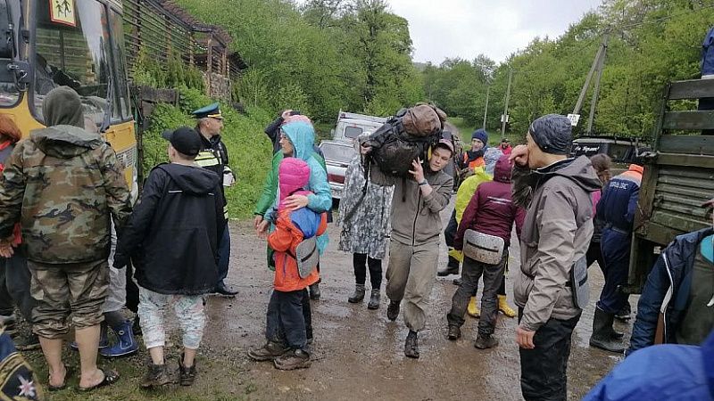 В Мостовском районе спасатели эвакуировали туристическую группу с 60 детьми