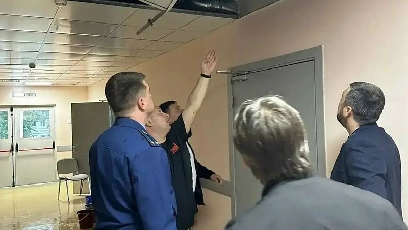 Из-за подтопления поликлиники прокуратура провела проверку в Павловском районе