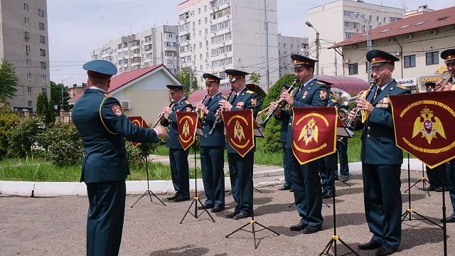 Росгвардейцы Краснодара поздравили ветерана Николая Яшкина с наступающим Днём Победы