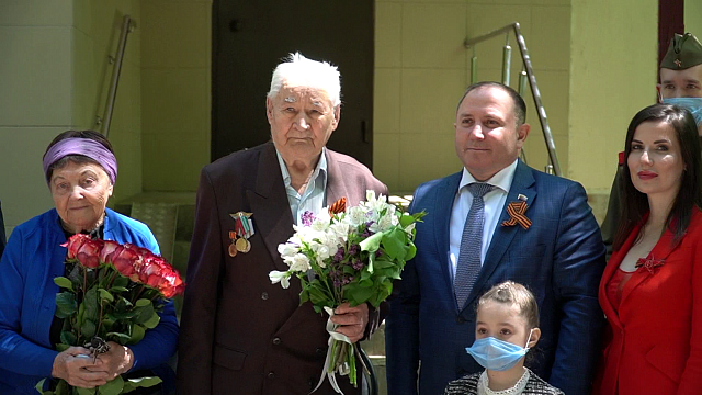 В Краснодаре в День Победы поздравления получил ветеран Николай Данькин