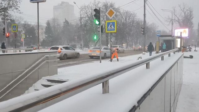 Пробки, гололед, спецтехника - в Краснодаре выпал первый снег 