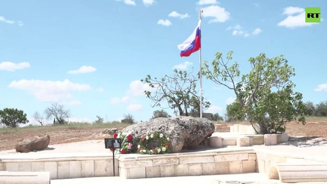 В Сирии открыли монумент Герою России краснодарцу Роману Филипову, погибшему в 2018 году. Фото: t.me/rt_russian