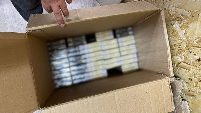 На рынке в Краснодаре полиция нашла 21 000 пачек нелегальных сигарет. Фото: УМВД России по городу Краснодару