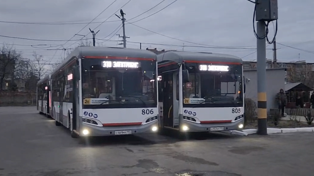 На дороги Краснодара вышли первые электробусы. Фото: телеканал «Краснодар»  