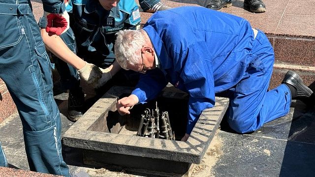 Плановое обслуживание Вечного огня провели специалисты «Краснодаргоргаза»