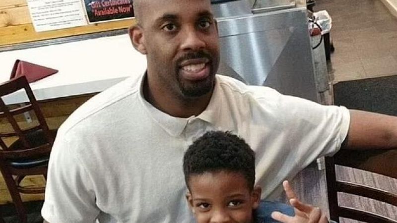 Отец с сыном погибли во время рыбалки, когда мальчик поймал свою первую рыбу