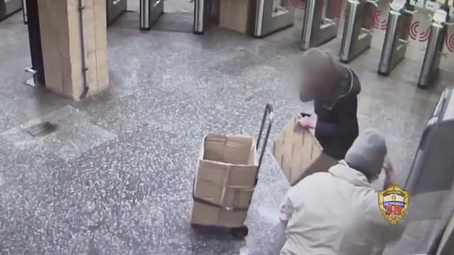 На видео попала драка пенсионеров за бесплатную газету в метро Москвы