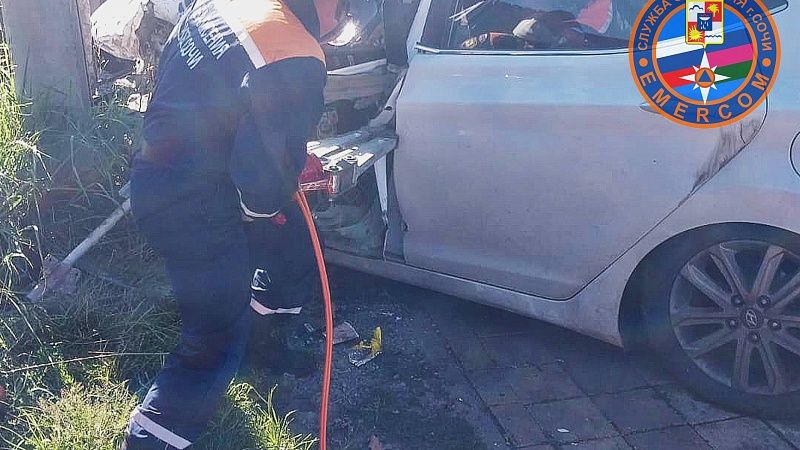 Школьница пострадала в лобовом столкновении легковушки и фуры в Сочи