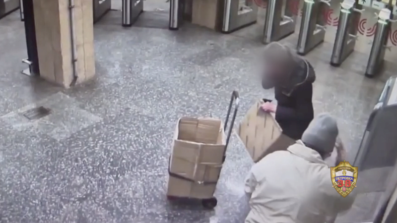 На видео попала драка пенсионеров за бесплатную газету в метро Москвы