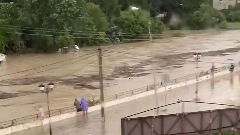 Потоки горной реки Дефань снесли мост в Краснодарском крае