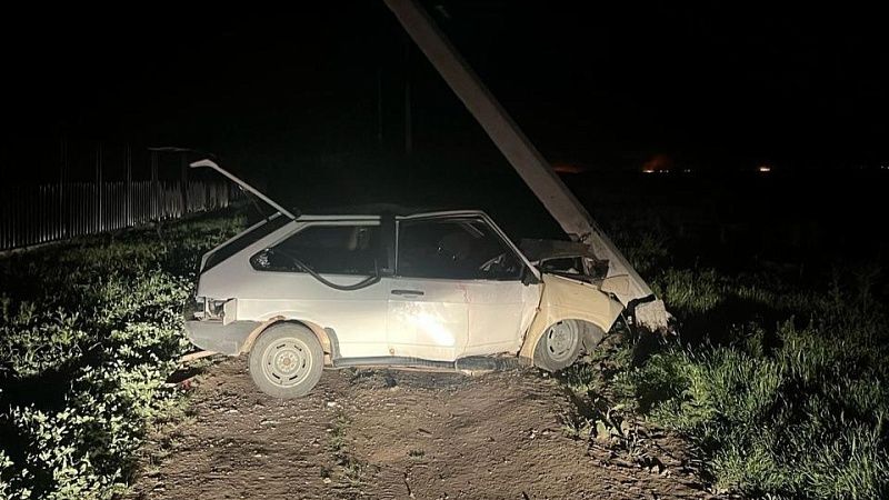 Подросток на снятом с учета автомобиле врезался в столб на Кубани