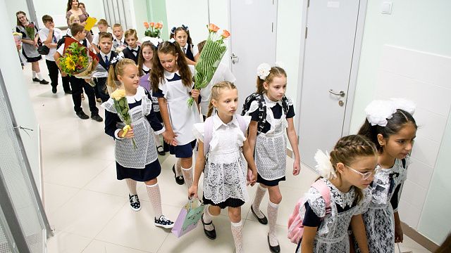 Введение единой школьной формы в России поддерживают 4 из 10 родителей