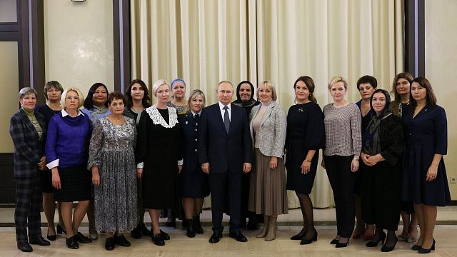 Жительница Краснодара (вторая слева от Президента) приняла участие во встрече с Владимиром Путиным. Фото: Фото: www.kremlin.ru