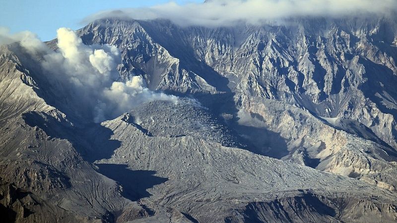 Трехкилометровый столб пепла выкинул вулкан Шивелуч на Камчатке