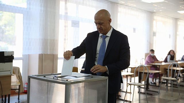 Максим Слюсарев пришел на избирательный участок в первый день голосования Фото: Станислав Телеховец
