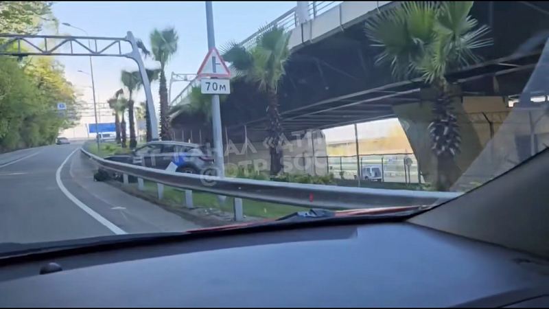 Водитель на каршеринговом авто влетел в отбойник в Сочи