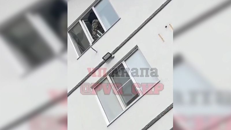 Правоохранители отговорили мужчину прыгать с четвёртого этажа медцентра в Анапе