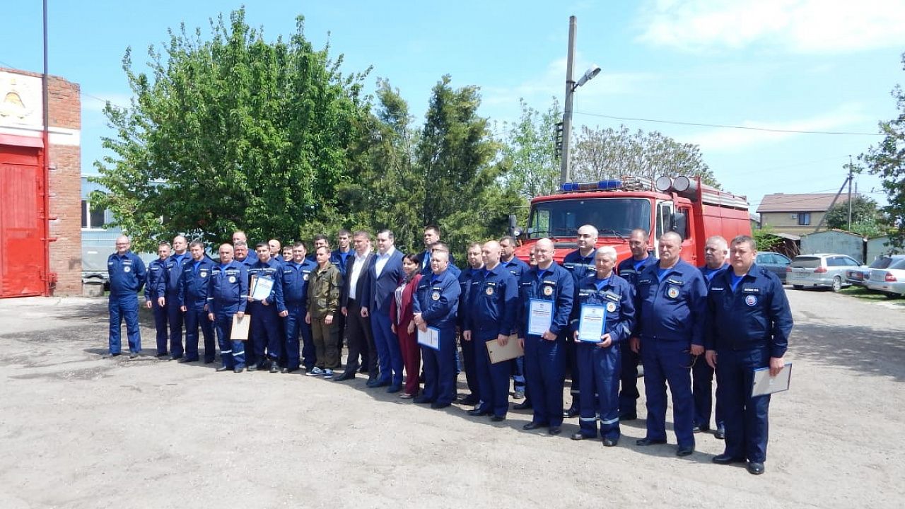 В Краснодаре поздравили пожарных, охраняющих город от огня. Фото: пресс-служба администрации Краснодара