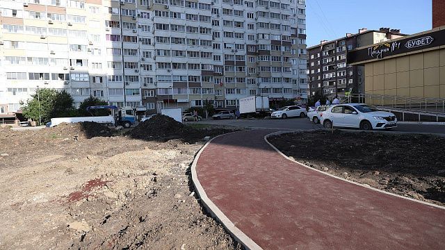 Евгений Наумов поручил очистить территорию вокруг сквера «Изумрудный» от объектов стихийной торговли