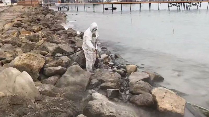 Пескоструйный аппарат протестировали для очистки камней от мазута в Анапе