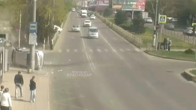 В Краснодаре столб сдержал вылетевшую на тротуар иномарку. Фото: телеканал «Краснодар»