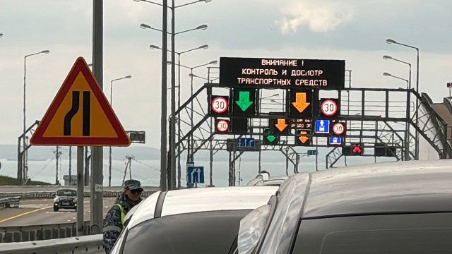 Днем у Крымского моста со стороны Керчи в очередь встали почти 300 машин. Фото: архив телеканала «Краснодар»
