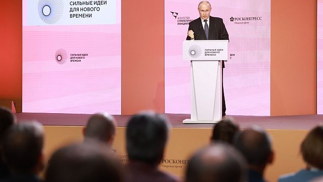 Владмир Путин выступает на форуме «Сильные идеи для нового времени» в 2023 году. Фото: Татьяна Мастерова / Пресс-служба АСИ