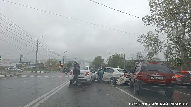 Водители устроили ДТП и драку на въезде в Новороссийске