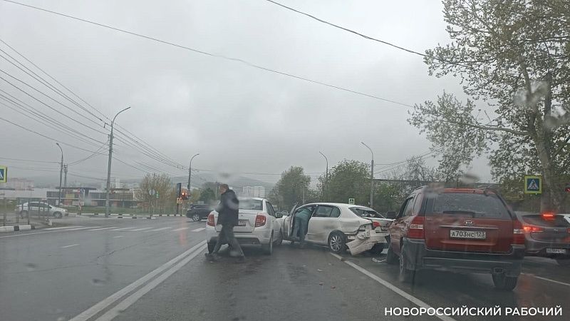 Водители устроили ДТП и драку на въезде в Новороссийске