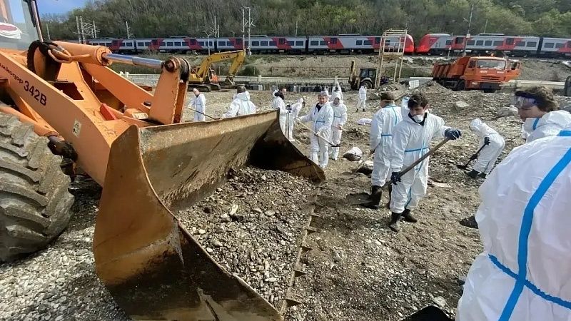 Почти 19 тысяч кубометров мазутного грунта вывезли из Туапсе