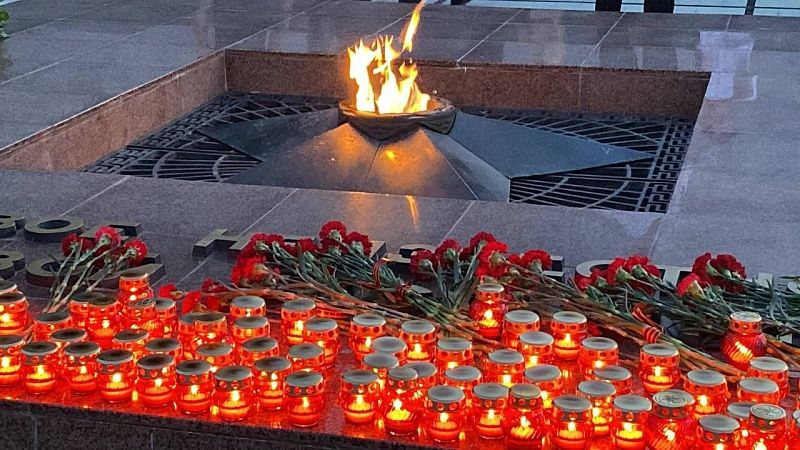 Раскурившая сигарету от Вечного огня женщина объявлена в розыск в Кореновске