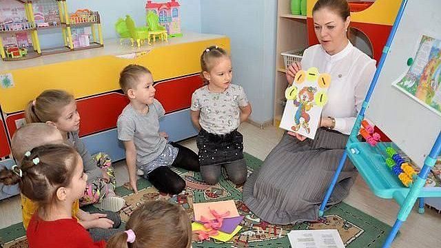 Евгений Наумов поздравил воспитателей с профессиональным праздником