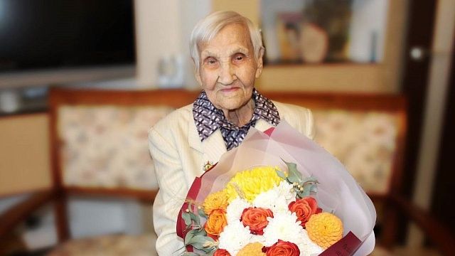 100-летие отмечает труженица тыла, жительница Краснодара Фаина Халюкова. Фото: пресс-служба администрации Краснодара