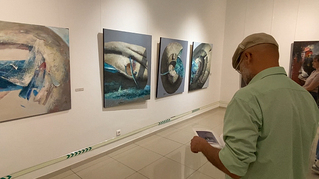 В Краснодаре открылась выставка работ Сергея Яшина. Фото: телеканал «Краснодар»
