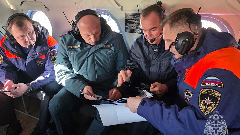 Глава МЧС Куренков облетел акваторию Черного моря после пожара на НПЗ в Туапсе