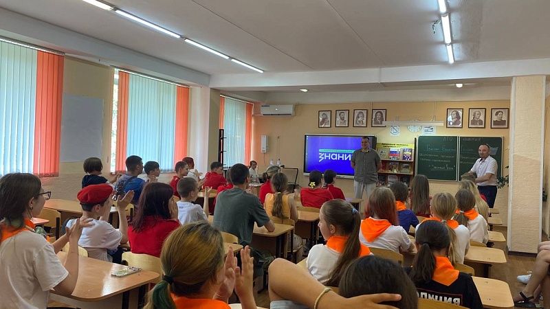 Ветеран СВО рассказал о борьбе с фейками новороссийским школьникам