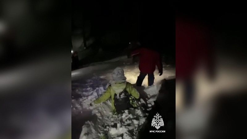 Попавший в лавину лыжник уже сутки находится под завалами снега в горах Сочи