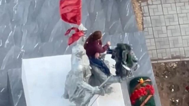 Пьяная девушка осквернила памятник красногвардейцам в Улан-Удэ