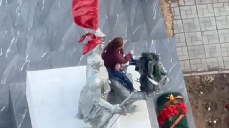 Пьяная девушка осквернила памятник красногвардейцам в Улан-Удэ