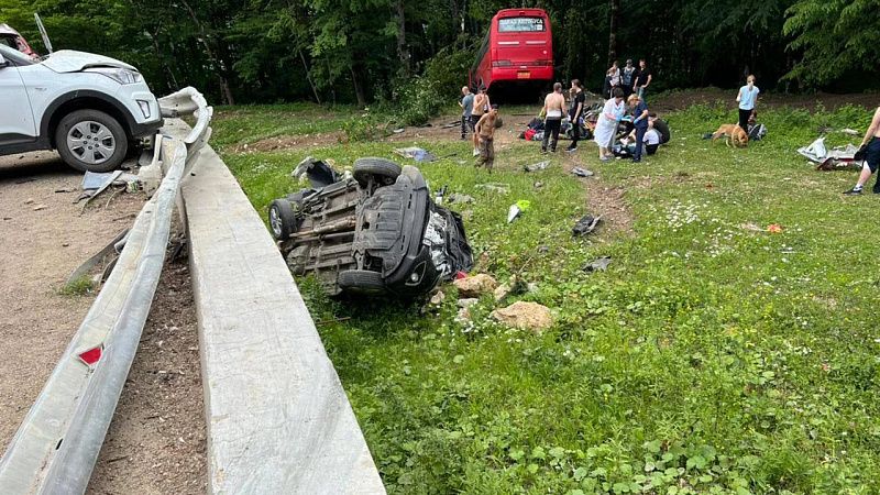 В поселке Мезгой автобус с 22 пассажирами съехал с дороги из-за отказа тормозов. Есть пострадавшие