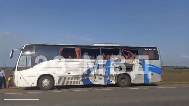На автодороге Краснодар-Ейск столкнулись грузовик и рейсовый автобус Фото: ГУ МВД России по Краснодарскому краю 